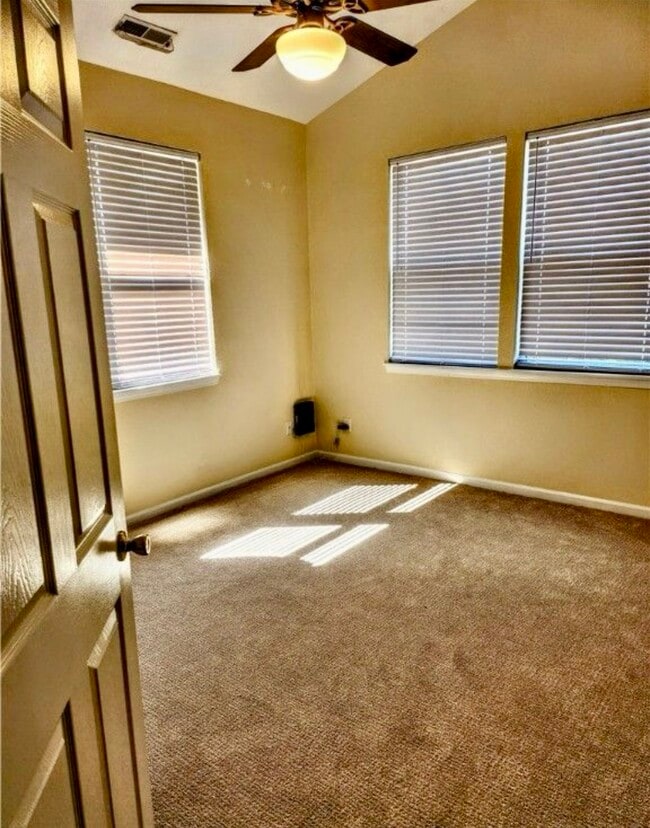 Building Photo - 207 Weiskopf Way