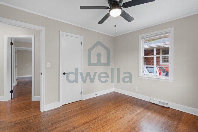 Building Photo - "Charming 5-Bedroom Oasis with 2 Full Bath...