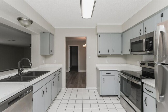 Building Photo - 4400 Old Colony Rd