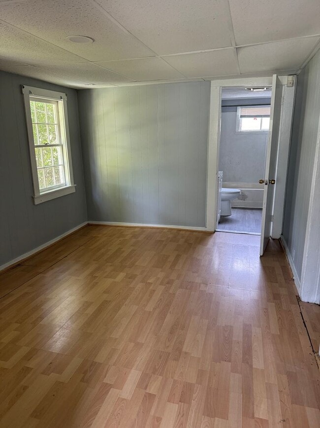 Building Photo - Ranch close to Downtown