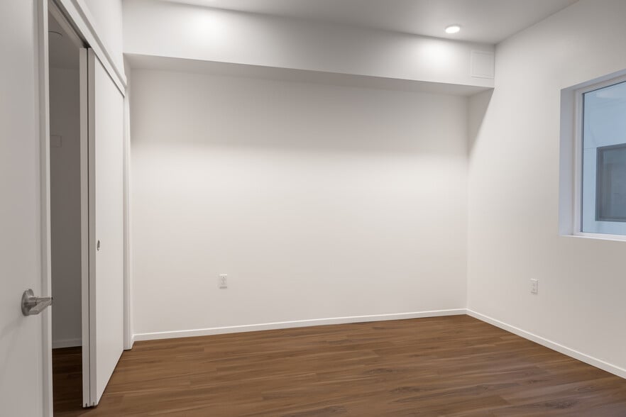 Spacious Bedroom with Closets - Backhouse Apartments