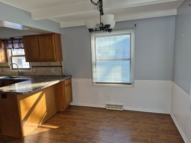 Building Photo - Charming 3 Bedroom Home