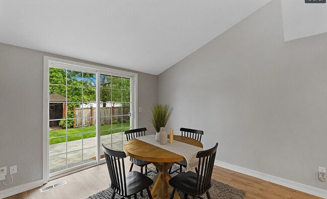Building Photo - Kent East hill Condo townhome in Village at Single Creek - 3 bedroom 2.5 bath and 2 car garage. A...