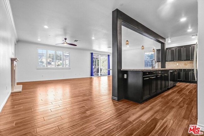 Building Photo - 577 Comet Ave