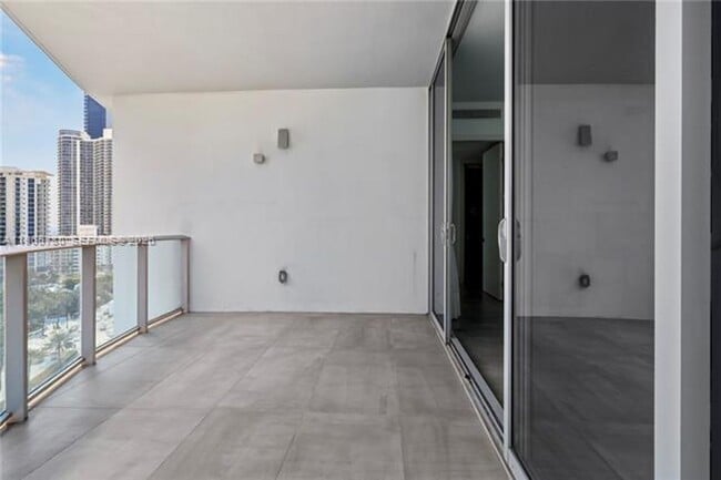 Building Photo - 17550 Collins Ave