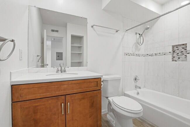 Building Photo - $1,170.95- 1 Bed, 1 Bath Condo in Denver with In Unit Washer/Dryer and Central AC!
