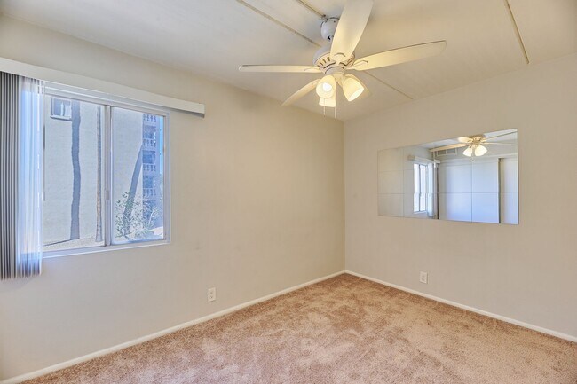 Building Photo - E Camelback