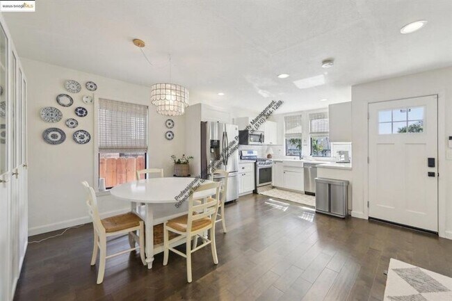 Building Photo - 3360 Arizona St