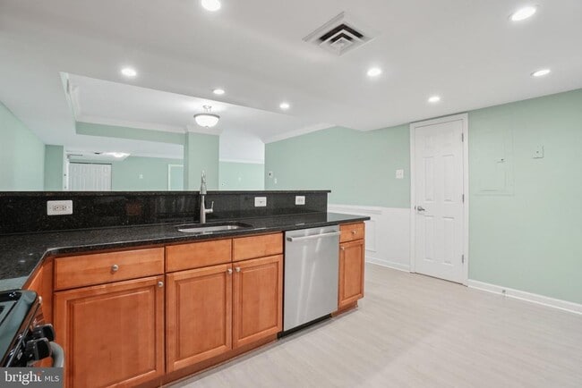 Building Photo - 1515 S Arlington Ridge Rd