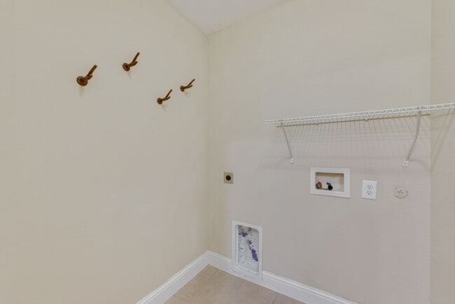 Building Photo - Luxury 3 Bedroom Townhome