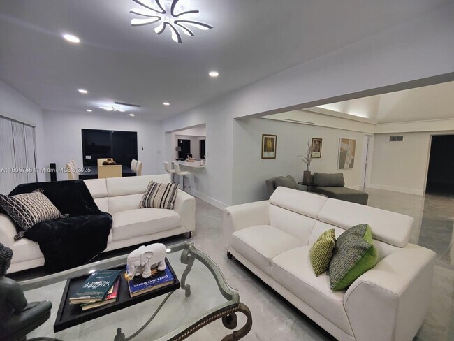 Building Photo - 5109 Banyan Ln