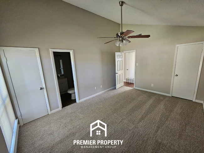 Building Photo - Move-In Ready 3BR Gem in Memphis - Cozy Fireplace, Tile Dining & Private Yard