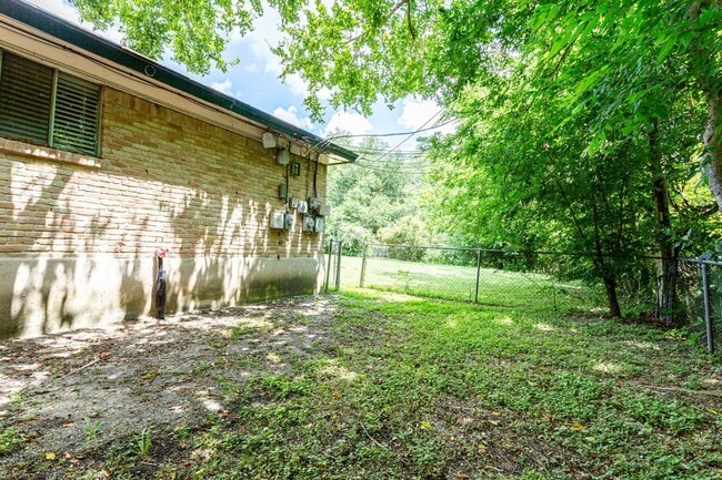 Building Photo - 3004 Pecan Springs Rd