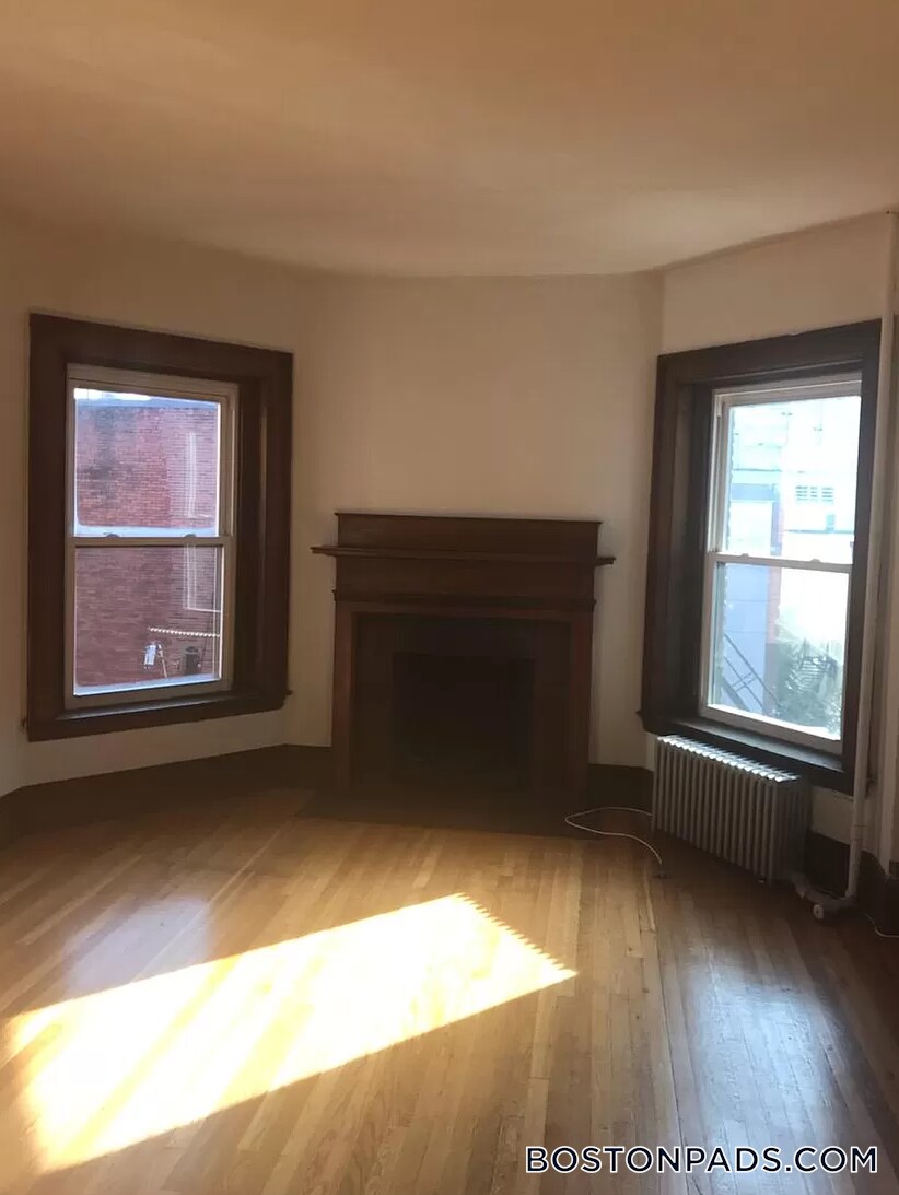 Building Photo - 849 Beacon St