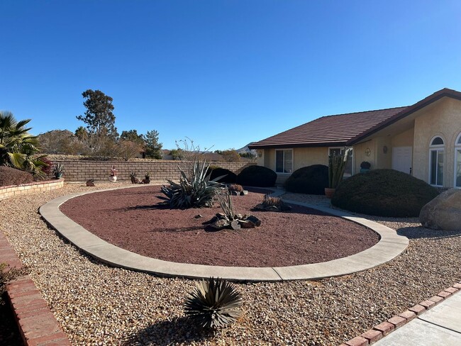 Building Photo - Home available in Desert Knolls!!