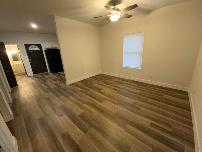 Building Photo - 3 Bedroom House for Rent