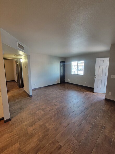 Building Photo - 426 E Quail Ave