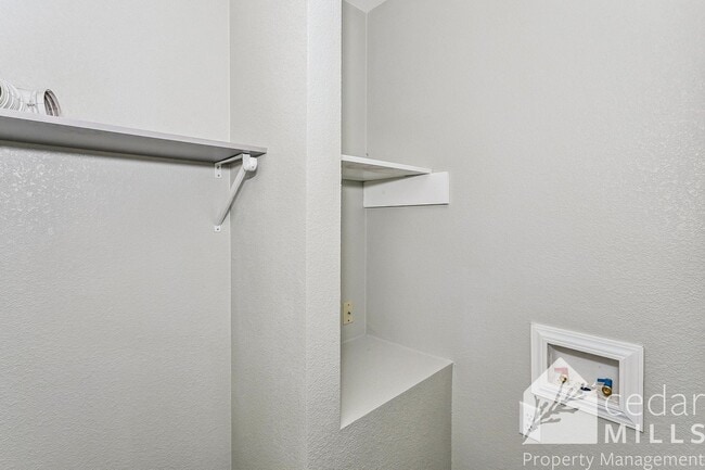 Building Photo - Centrally Located 3 Bedroom