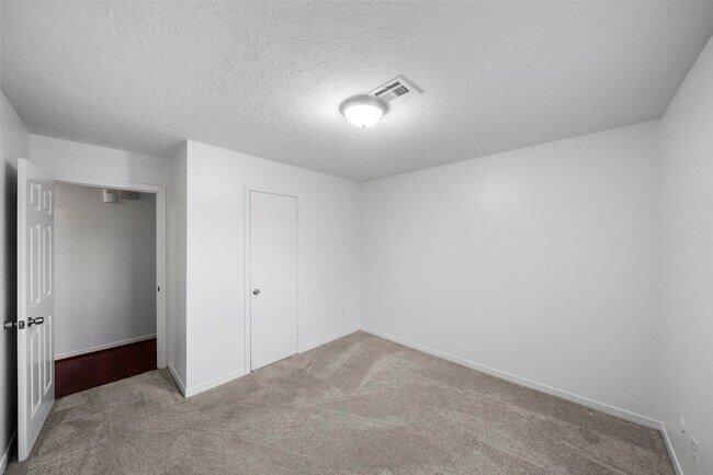 Building Photo - 2226 Droxford Dr