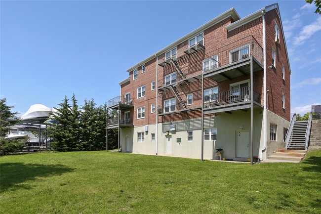 Building Photo - 504 Pelham Rd