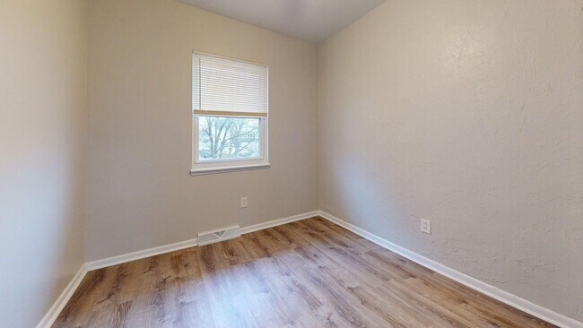 Building Photo - Elyria - updated 3 bed/1 bath townhouses for rent!