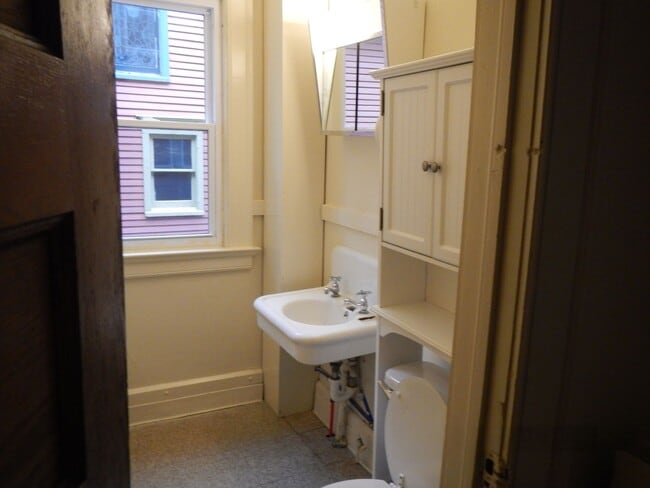 Building Photo - AVAILABLE 6/1/26 - Large House Available O...