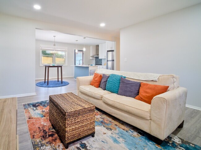 Building Photo - "Charming 2-Bedroom Retreat with Granite Elegance on Thornton Road!"