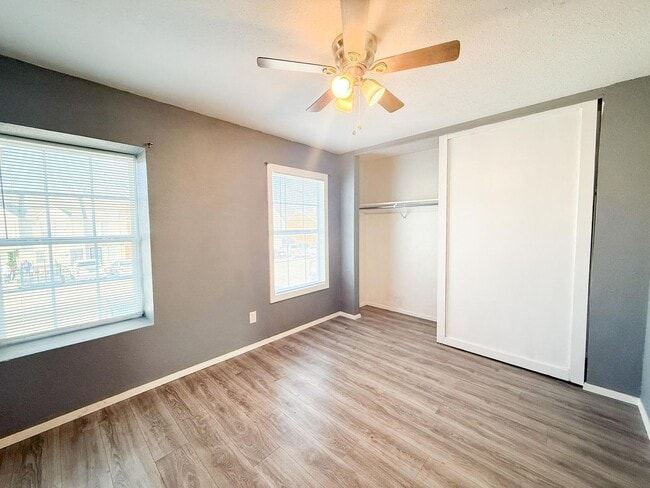 Building Photo - Spacious 2 story townhouse with fenced yard!