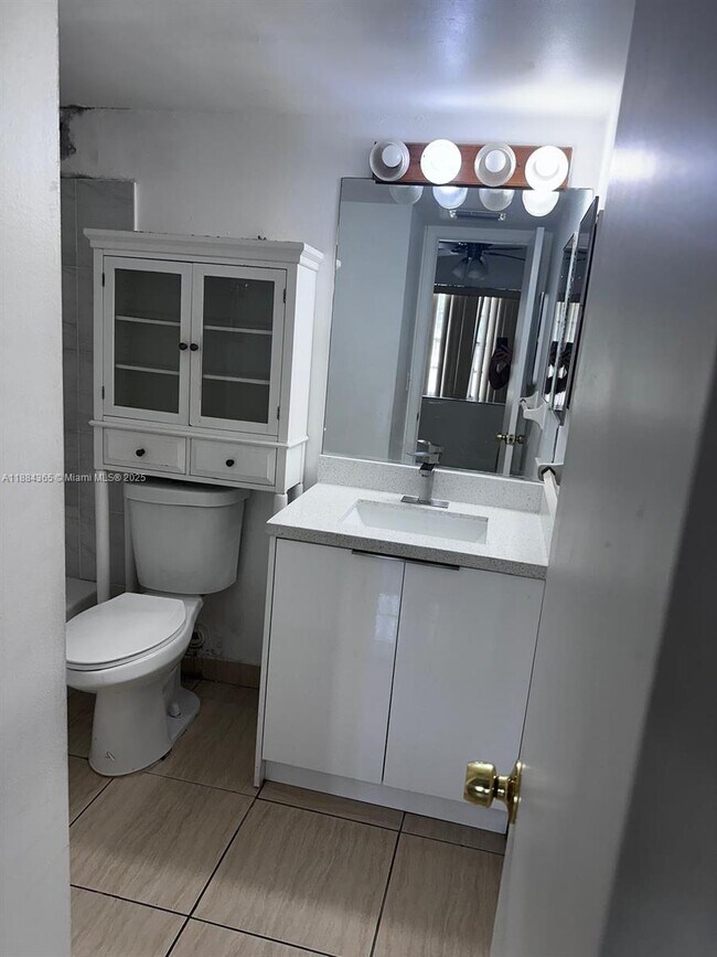 Building Photo - 10124 Twin Lakes Dr