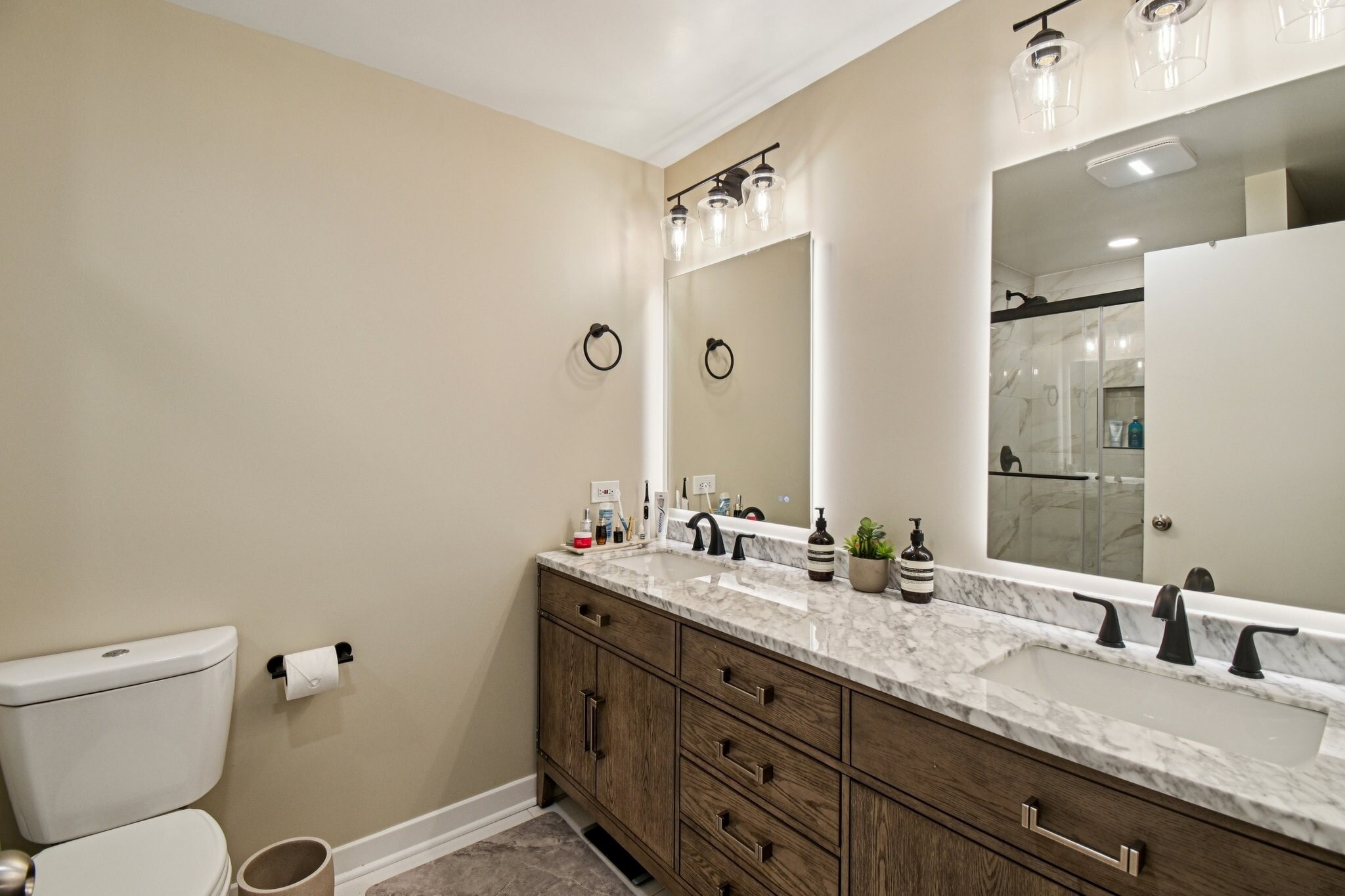 Building Photo - 333 S Desplaines St