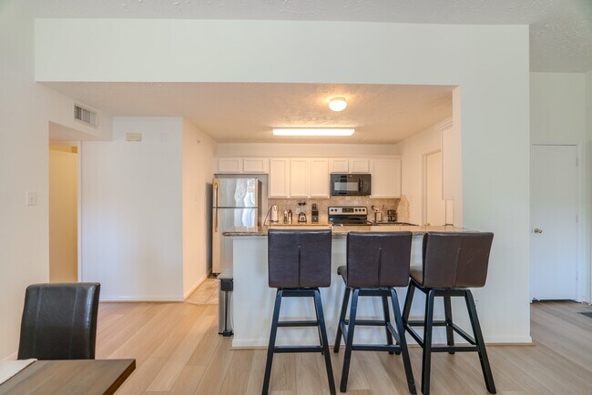 Building Photo - 8051 Bay Branch Dr