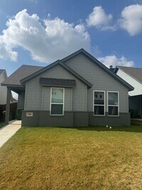 Building Photo - 3/2/2 - FIREPLACE - MUDROOM - GODLEY ISD