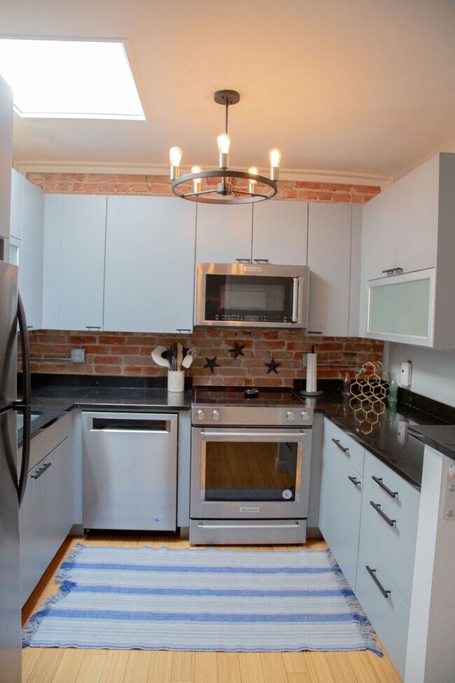 Building Photo - Chic 1-Bedroom Condo in North Capitol Hill...