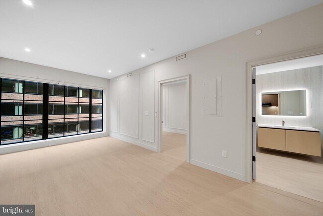 Building Photo - 2121 Ward Pl NW