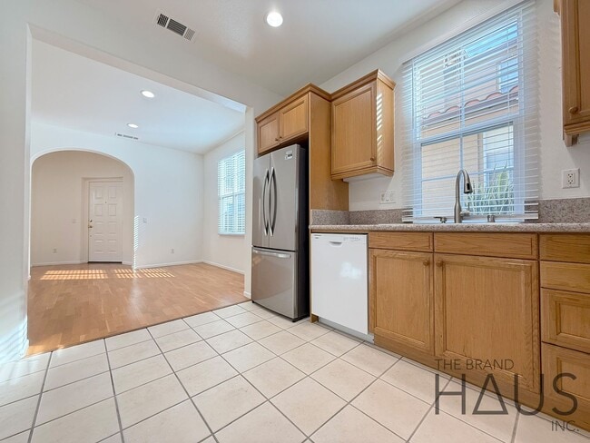 Building Photo - Desirable Oak Creek Community Detached Home with Two Car Garage