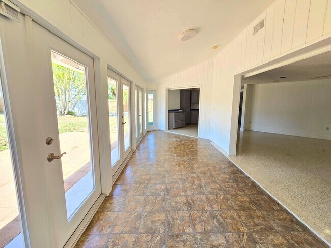 Building Photo - Charming 2BR/ 2BA/ 2 Car Garage - Near Phillippi Creek