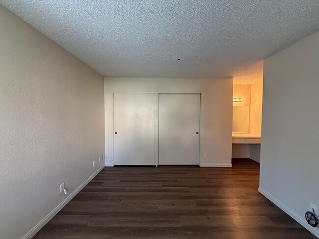 Building Photo - Downstairs Corner Condo in the Gated Community of Las Palmas