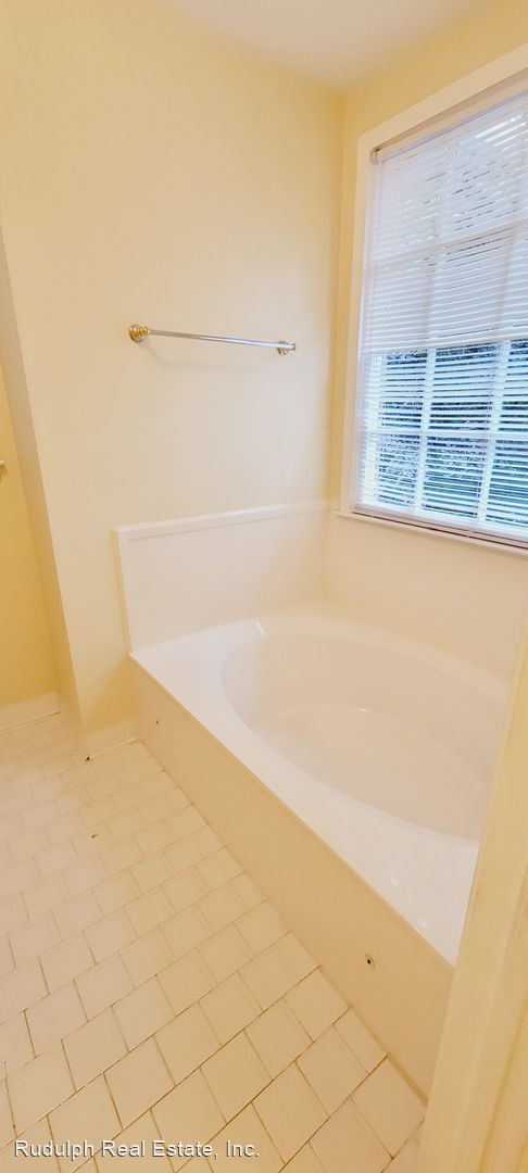 Building Photo - 4 br, 3.5 bath House - 1813 Strawberry Lane