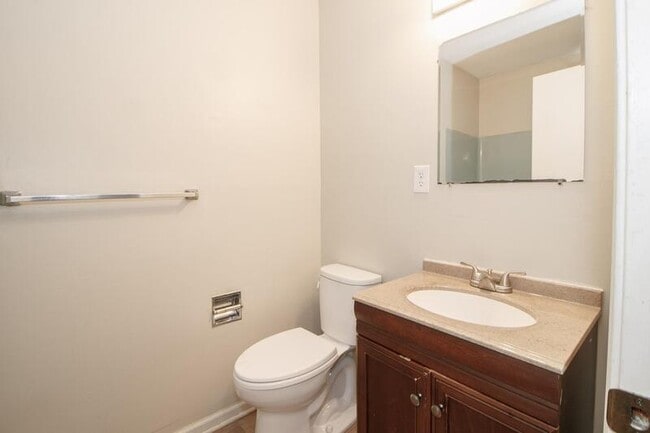 Building Photo - 810-A Golfview Place