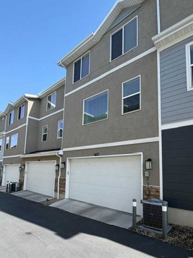 Building Photo - Spacious Townhome - 4 Bedrooms/3 Baths in South Jordan