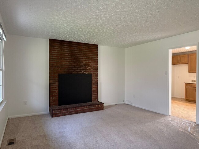 Building Photo - 3-bedroom, 2-bath brick ranch in Black Mountain