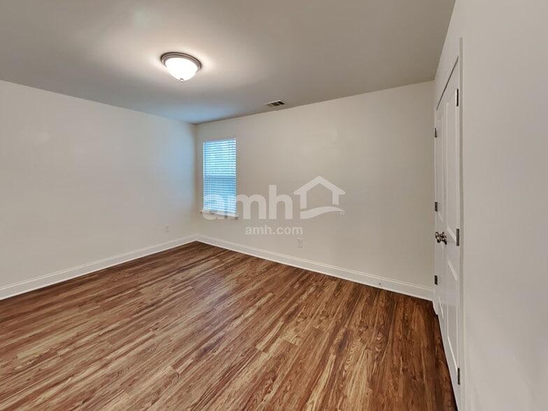 Building Photo - 348 Pointe Dr