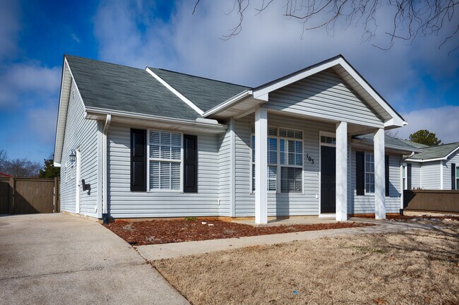 Building Photo - 103 N W Sugar Bluff Ln