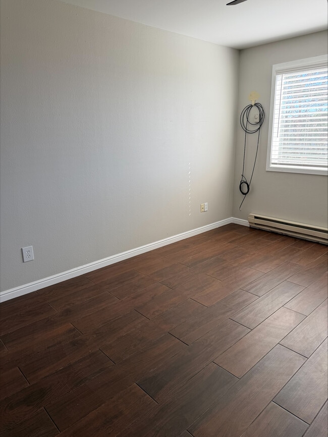 Building Photo - 1327B 9th W Ave