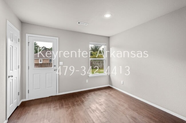 Building Photo - Gorgeous 4 bedroom home!