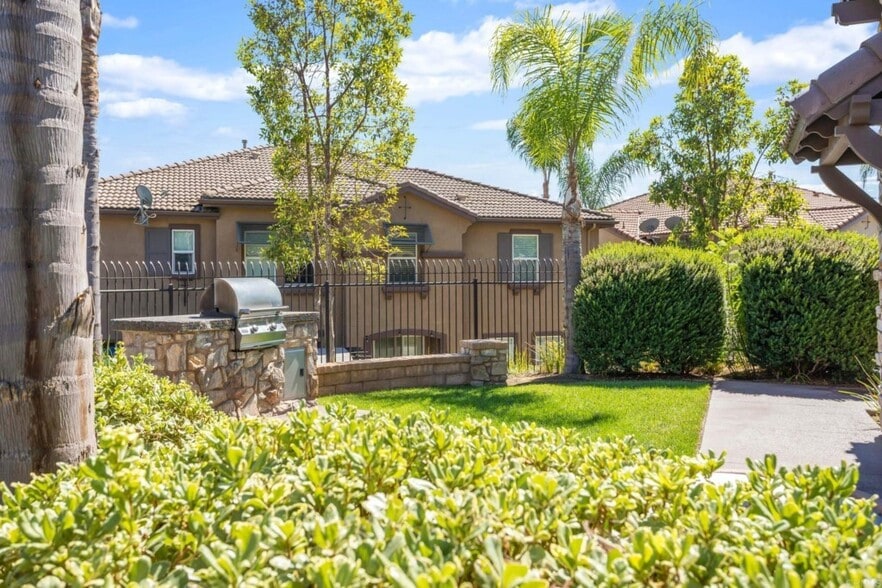 Building Photo - 425 S Meadowbrook Dr