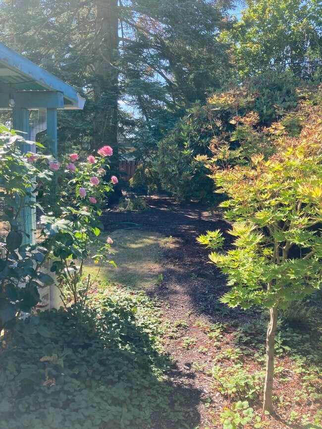 Building Photo - Cozy-Chic in Parkrose ~ Large Fenced Yard ...