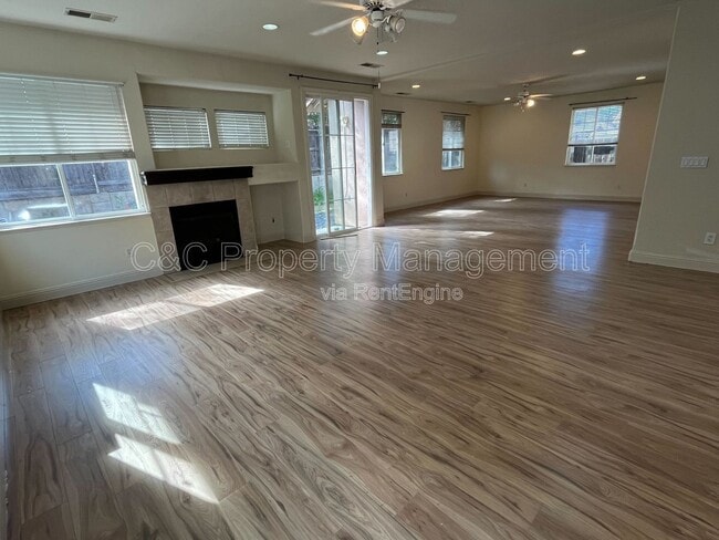 Building Photo - 1522 Peony Dr