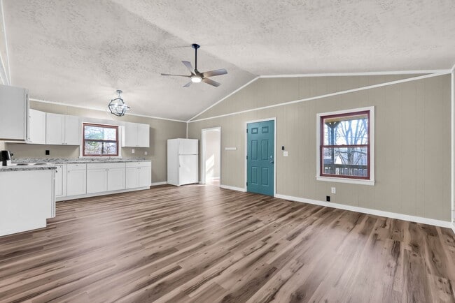 Building Photo - Dover Area-Renovated