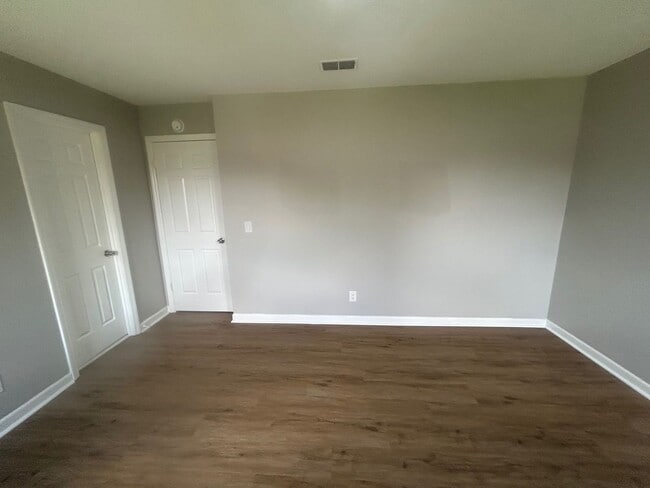 Building Photo - 137 Lionsgate Dr